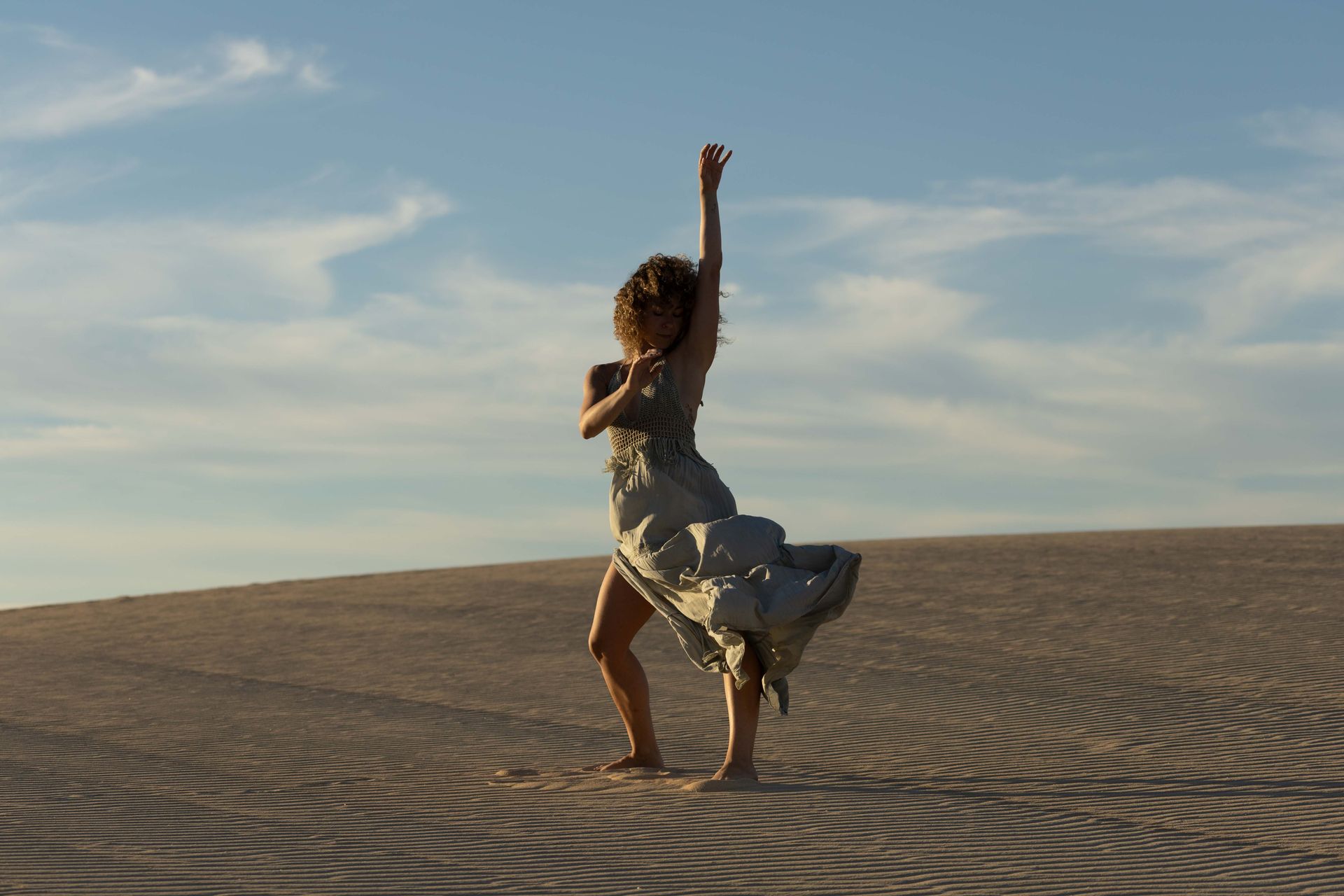 Laura en movimiento en las dunas de Fuerteventura