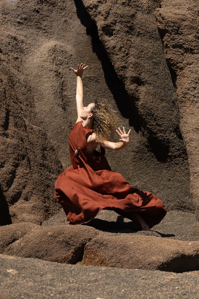 Laura en movimiento sobre las rocas