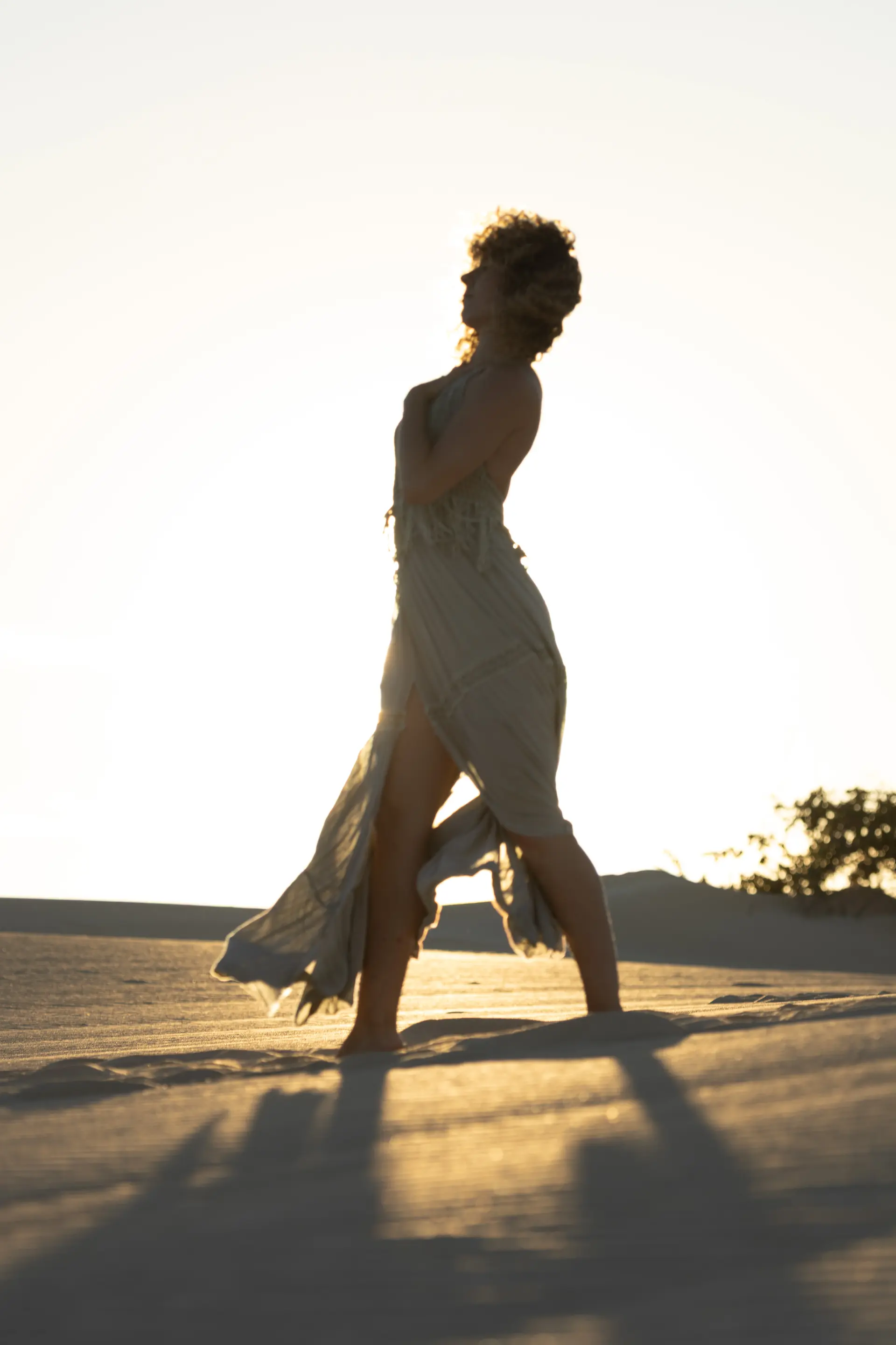 Laura caminando sobre las dunas al atardecer